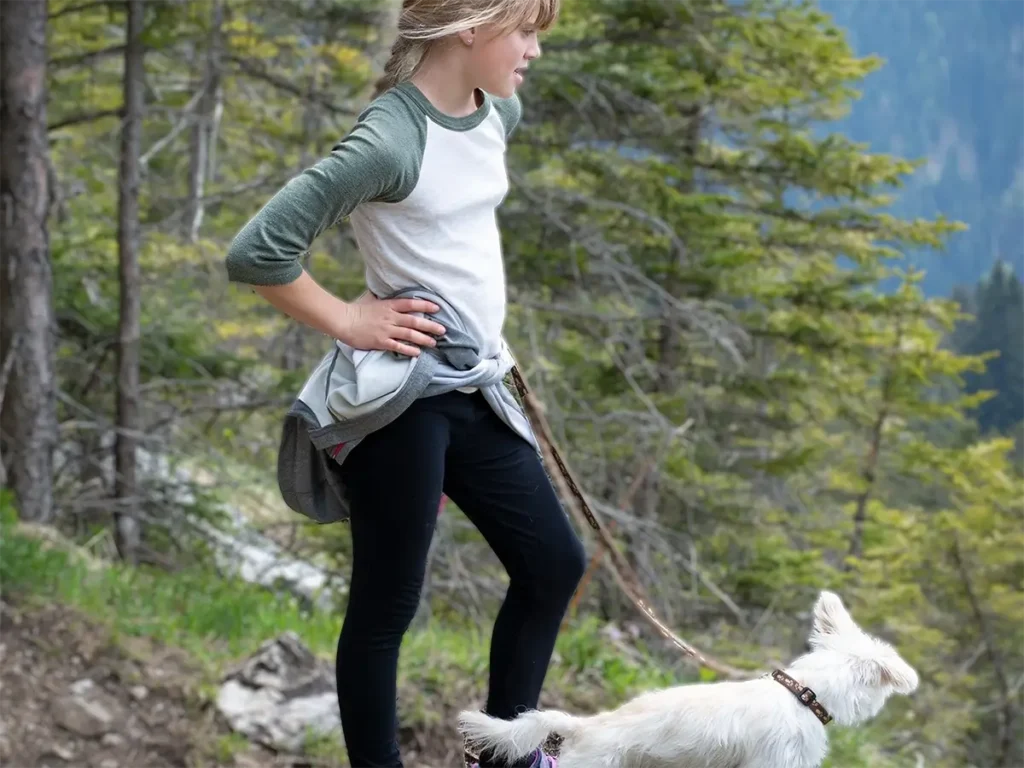 Mädchen mit Hund am Wandern in Grächen